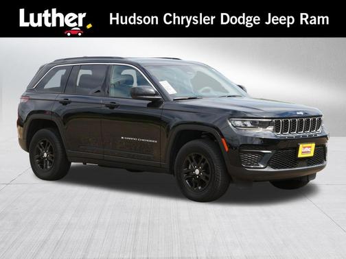 Diamond Black Crystal Pearlcoat 2024 Jeep Grand Cherokee Laredo