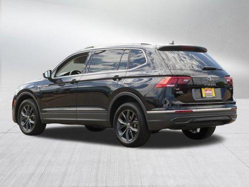 Deep Black Pearl 2022 Volkswagen Tiguan 2.0T SE 4MOTION