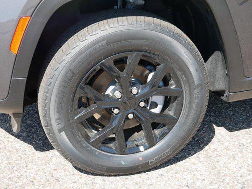 Baltic Gray Metallic Clearcoat 2026 Jeep Grand Cherokee Altitude