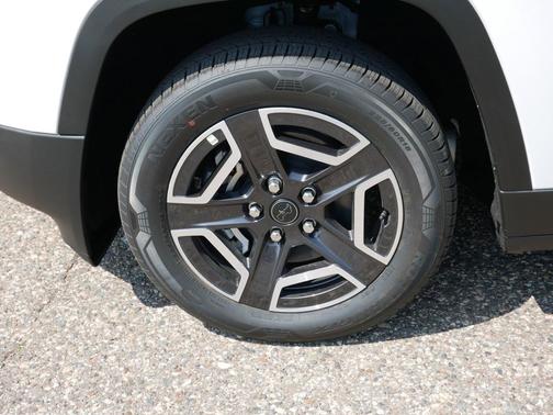 Bright White Clearcoat 2026 Jeep Cherokee Laredo