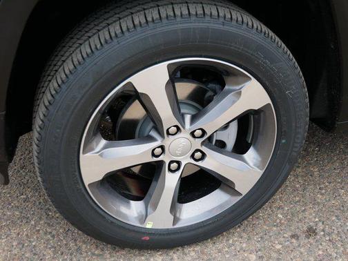 Diamond Black Crystal Pearlcoat 2026 Jeep Grand Cherokee Limited