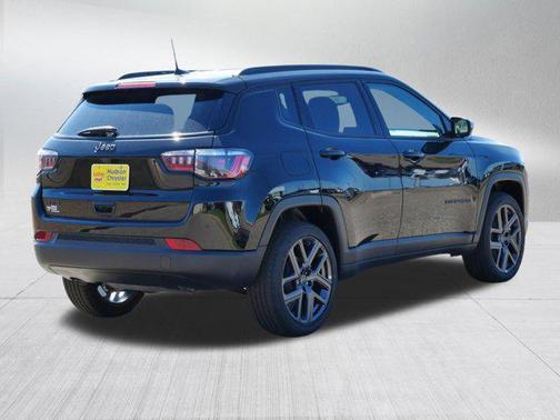 Diamond Black Crystal Pearlcoat 2026 Jeep Compass Latitude