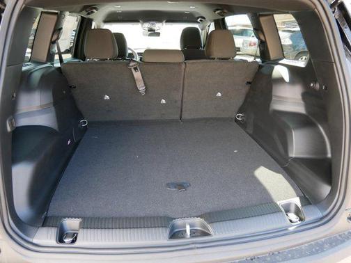 Diamond Black Crystal Pearlcoat 2026 Jeep Cherokee Laredo 4x4