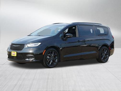 Diamond Black Crystal Pearlcoat 2025 Chrysler Pacifica Limited
