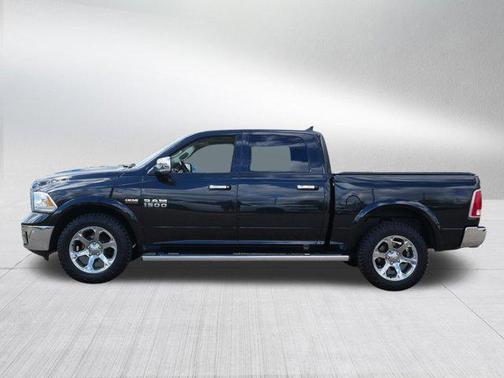 Brilliant Black Crystal Pearlcoat 2018 RAM 1500 Laramie