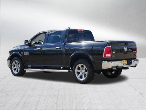 Brilliant Black Crystal Pearlcoat 2018 RAM 1500 Laramie