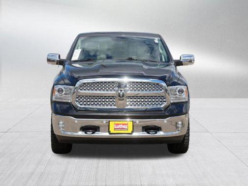 Brilliant Black Crystal Pearlcoat 2018 RAM 1500 Laramie