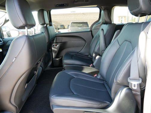 2025 Chrysler Pacifica Hybrid Select