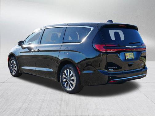 2025 Chrysler Pacifica Hybrid Select