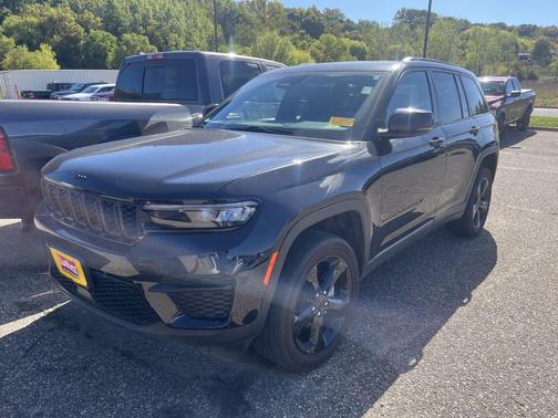 Diamond Black Crystal Pearlcoat 2023 Jeep Grand Cherokee Altitude