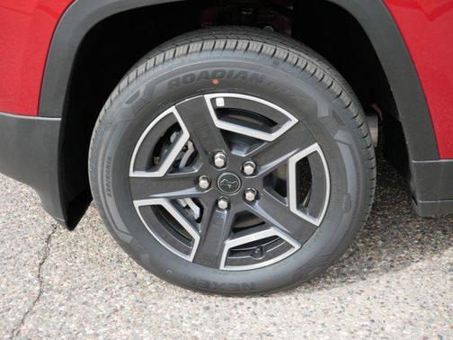 Red Hot Pearlcoat 2026 Jeep Cherokee Laredo 4x4