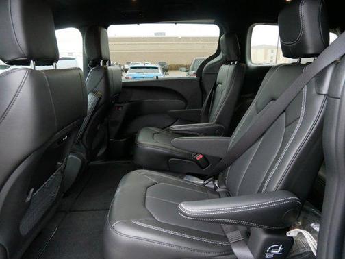 2025 Chrysler Pacifica L