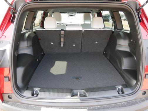 Red Hot Pearlcoat 2026 Jeep Cherokee Laredo 4x4