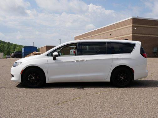 2022 Chrysler Voyager LX