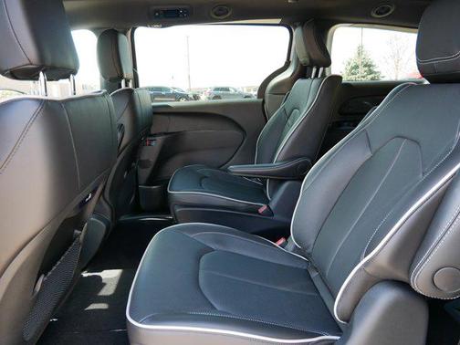 2025 Chrysler Pacifica Hybrid Premium S Appearance Pkg