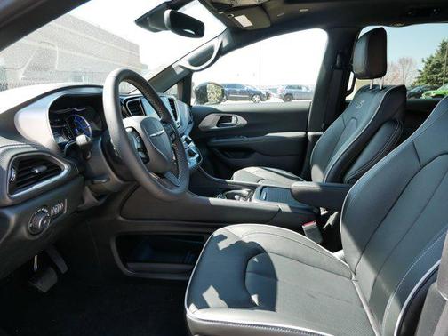 2025 Chrysler Pacifica Hybrid Premium S Appearance Pkg