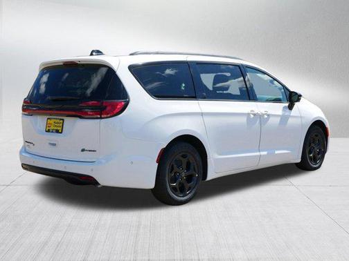 2025 Chrysler Pacifica Hybrid Premium S Appearance Pkg