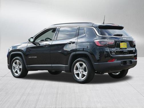 Diamond Black Crystal Pearlcoat 2024 Jeep Compass Latitude