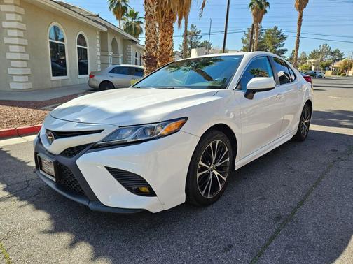 Super White 2020 Toyota Camry SE