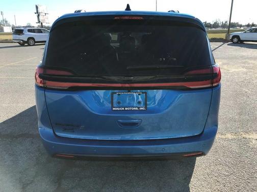 Hydro Blue Pearlcoat 2026 Chrysler Pacifica Select