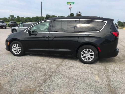 Brilliant Black Crystal Pearlcoat 2020 Chrysler Voyager LXI