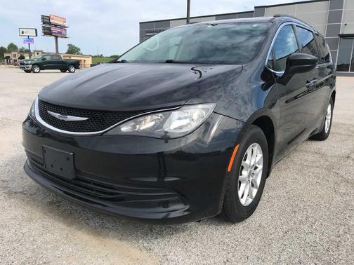 Brilliant Black Crystal Pearlcoat 2020 Chrysler Voyager LXI