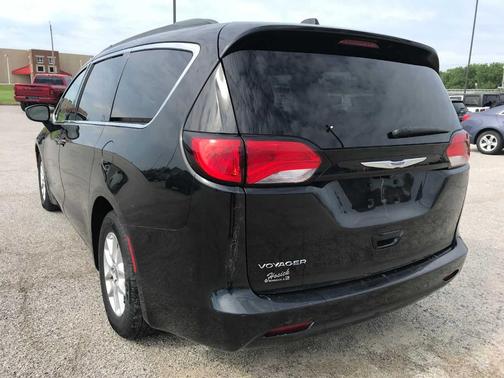 Brilliant Black Crystal Pearlcoat 2020 Chrysler Voyager LXI