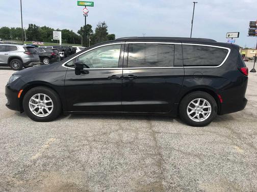 Brilliant Black Crystal Pearlcoat 2020 Chrysler Voyager LXI