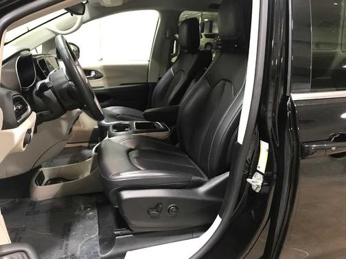 Diamond Black 2024 Chrysler Pacifica Touring-L
