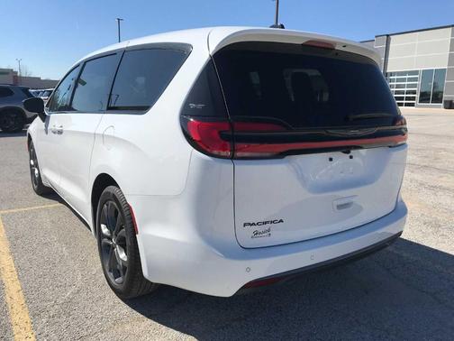 Bright White Clearcoat 2026 Chrysler Pacifica Select