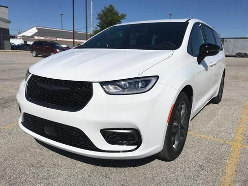 Bright White Clearcoat 2026 Chrysler Pacifica Select