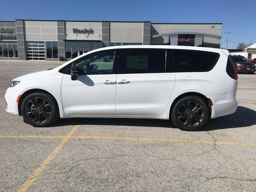 Bright White Clearcoat 2026 Chrysler Pacifica Select