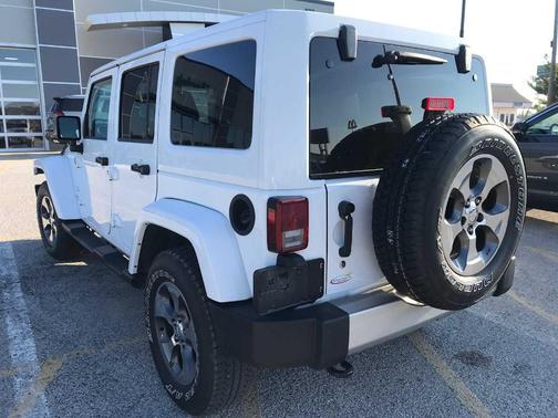 Bright White Clearcoat 2017 Jeep Wrangler Unlimited Sahara