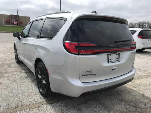 Silver Mist Clearcoat 2026 Chrysler Pacifica Select