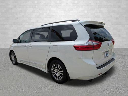 2019 Toyota Sienna XLE