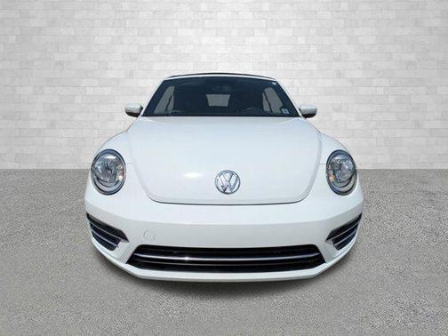 Pure White/Black Roof 2019 Volkswagen Beetle 2.0T SE