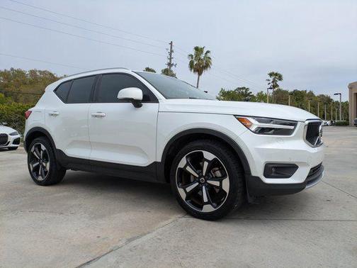 2021 Volvo XC40 T5 Momentum