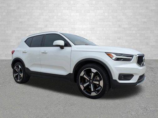 2021 Volvo XC40 T5 Momentum
