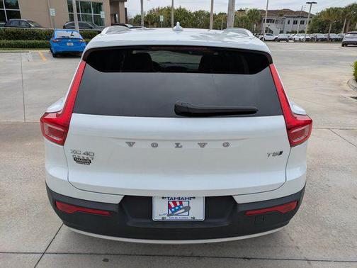 2021 Volvo XC40 T5 Momentum