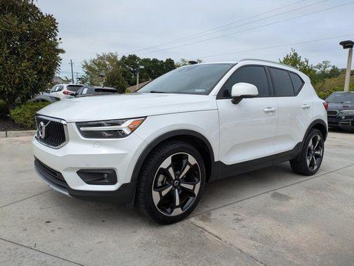 2021 Volvo XC40 T5 Momentum