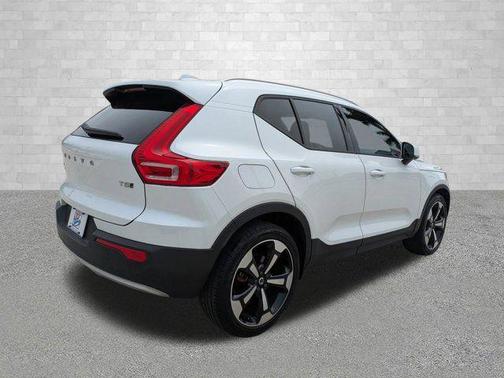 2021 Volvo XC40 T5 Momentum