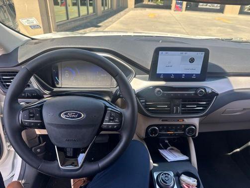 Star White Metallic Tri-Coat 2022 Ford Escape SEL