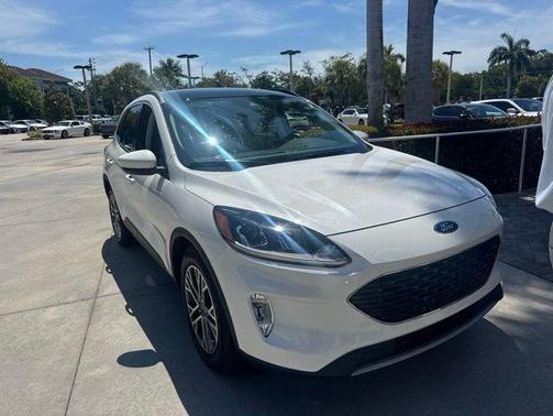 Star White Metallic Tri-Coat 2022 Ford Escape SEL