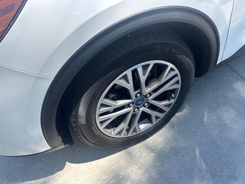 Star White Metallic Tri-Coat 2022 Ford Escape SEL