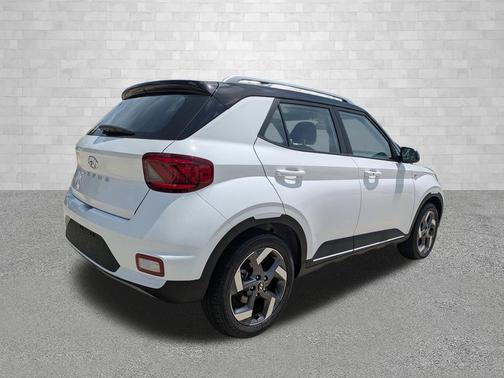 Lunar White w/Black Roof 2026 Hyundai VENUE SEL w/Two-Tone Roof