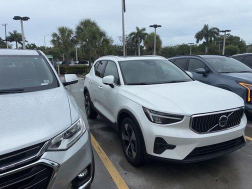 Crystal White Pearl 2025 Volvo XC40 B5 Plus Bright Theme