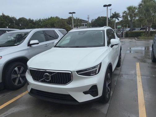 Crystal White Pearl 2025 Volvo XC40 B5 Plus Bright Theme