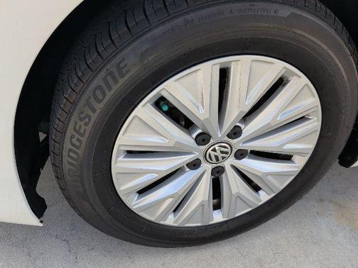 Pure White 2019 Volkswagen Jetta 1.4T S