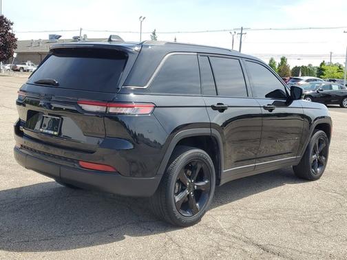 Diamond Black Crystal Pearlcoat 2022 Jeep Grand Cherokee Altitude