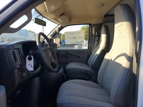 2025 Chevrolet Express 2500 WT